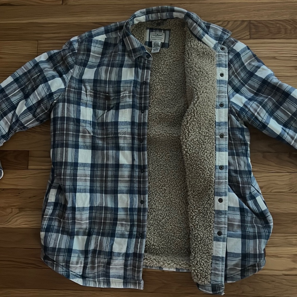 LL Bean Flannel. Sherpa Lined. Men’s Large. Slightly fitted